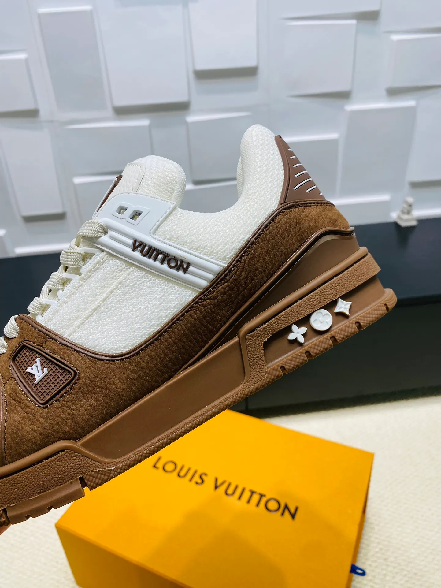 👟👟Ex-factory price 800👟👟 💰💰💰 Hot style 🆕🆕🆕𝙇𝙑 LV Louis Vuitton L House Donkey Brand Trainer Series Couple Style Casual Sports Shoes Skateboard Shoes Original Purchase Development Production Production This pair of LV Trainer sneakers are made of a blend of technical materials with waterproof properties. The meticulously crafted upper is notable for its many signature details, including Louis Vuitton and #54 in script, referencing the year 1854. Exquisite packaging at the delivery counter🛍📦 ▪️Fabrics: Original customized imported cowhide ▪️Inner lining: Original customized breathable mesh ▪️Outsole: Original open-molded non-slip TPU combination outsole ▪️Sole thickness: 3 cm ▪️Size: Women's 35-41 / Men's 38-46